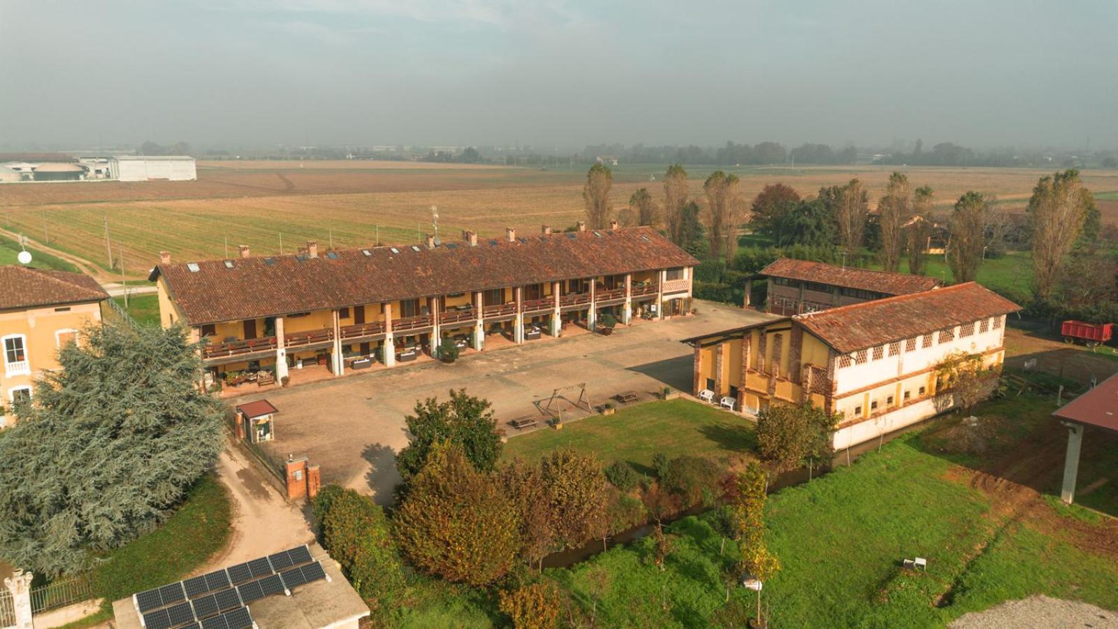 Agriturismo Bassanella Treviglio Bagian luar foto