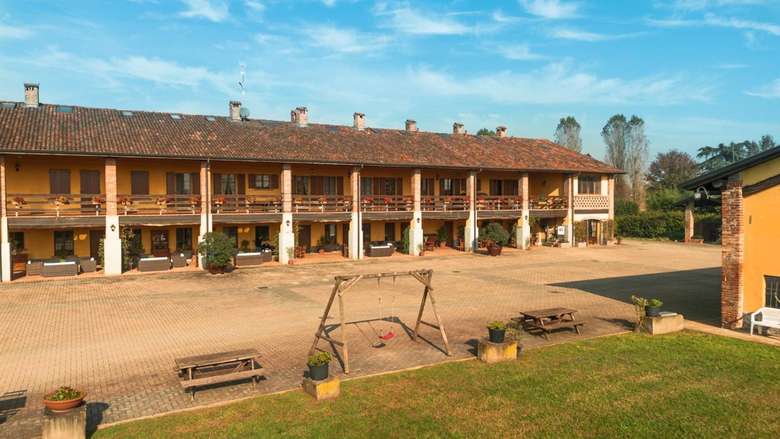 Agriturismo Bassanella Treviglio Bagian luar foto
