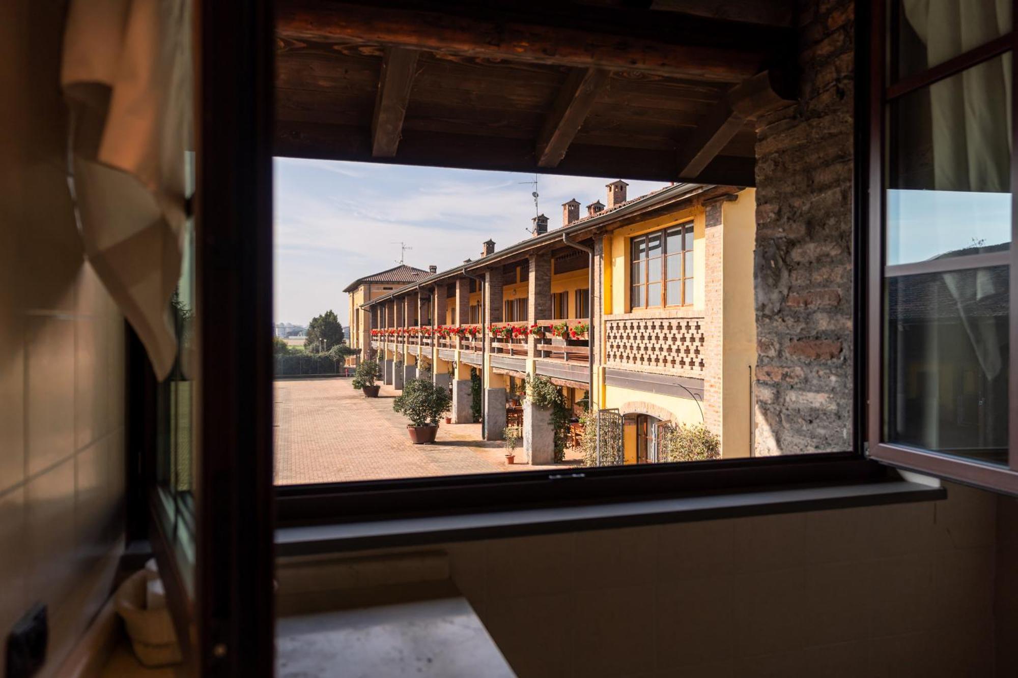 Agriturismo Bassanella Treviglio Bagian luar foto
